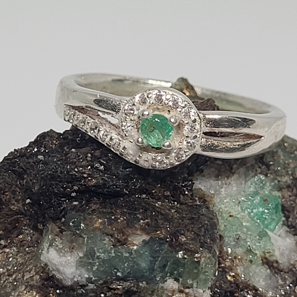 Elegant Silver and Green Gemstone Ring